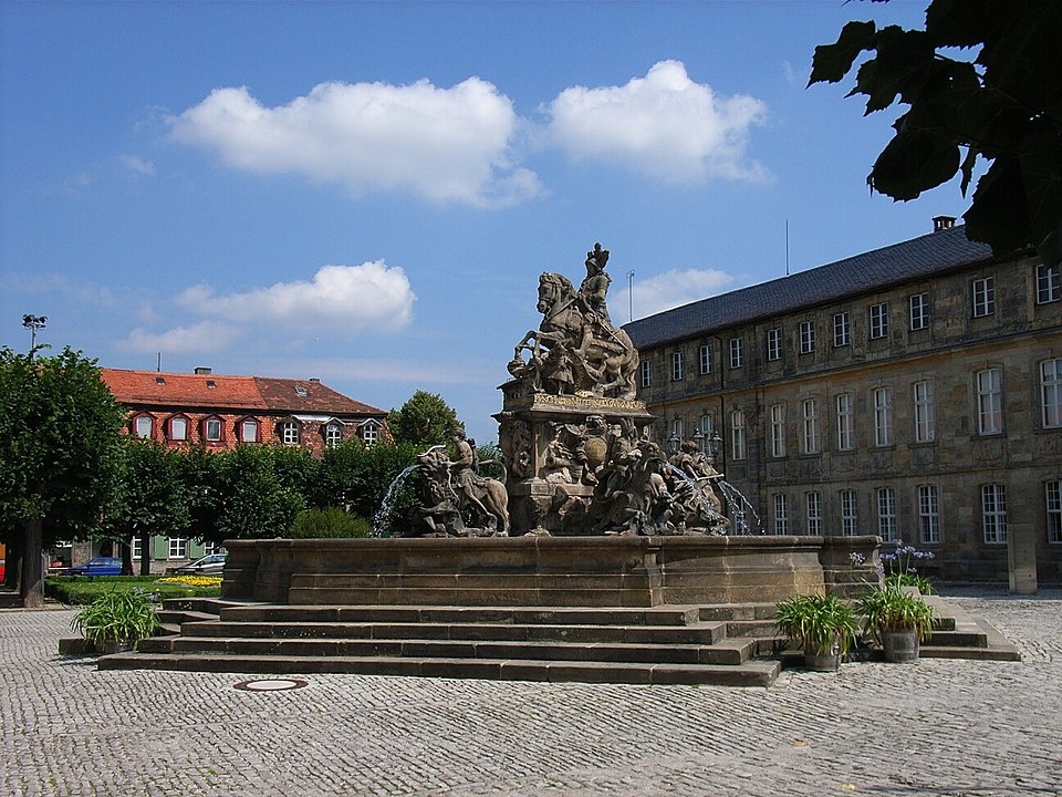 Markgrafenbrunnen vor dem Neuen Schloss in Bayreuth - Bayreuth im Fichtelgebirge in der ErlebnisRegion Fichtelgebirge