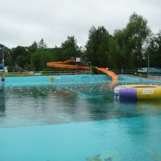 Schwimmbecken mit Wasserrutsche - FreiZeitbad Wunsiedel - FreiZeitbad in Wunsiedel  in der ErlebnisRegion Fichtelgebirge