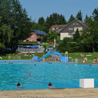 Schwimmbecken - Freibad Zell - Beheiztes Freibad Gemeindliches Freibad in Zell in der ErlebnisRegion Fichtelgebirge