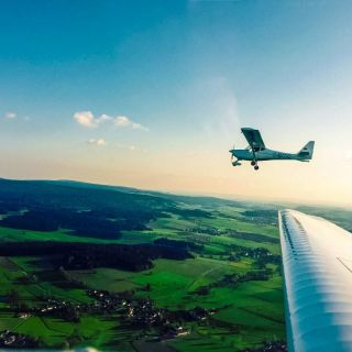 Blick auf motorgetriebenes Flugzeug - Luftsportgruppe Münchberg e.V. in der ErlebnisRegion Fichtelgebirge
