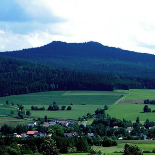 Die Kösseine von Hildenbach aus gesehen - Kösseineturm auf der Großen Kösseine in der ErlebnisRegion Fichtelgebirge