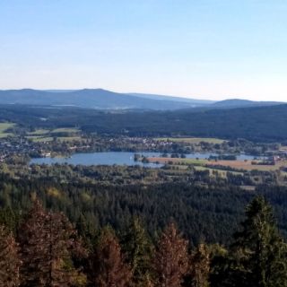 Blick auf den Weißenstädter See - Aussichtspavillon Schüssel auf dem Großen Waldstein in der ErlebnisRegion Fichtelgebirge
